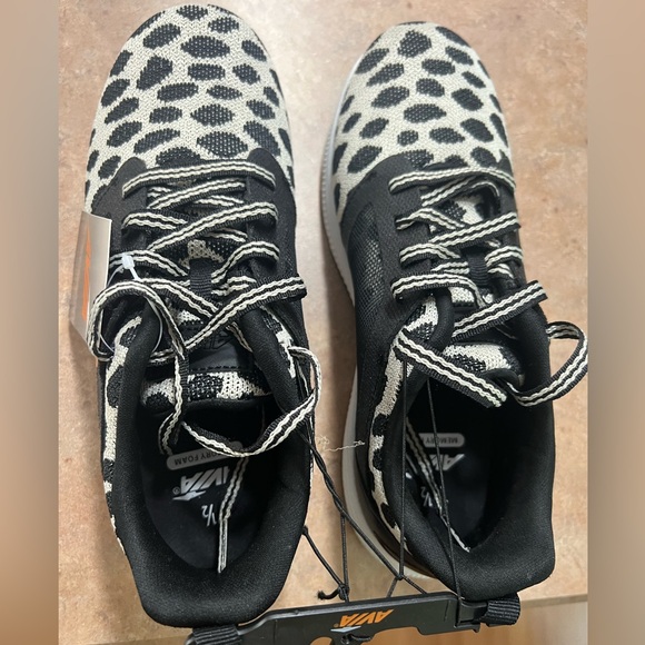 Avia Sneakers!! Brand NEW size 7.5 - Picture 3 of 4